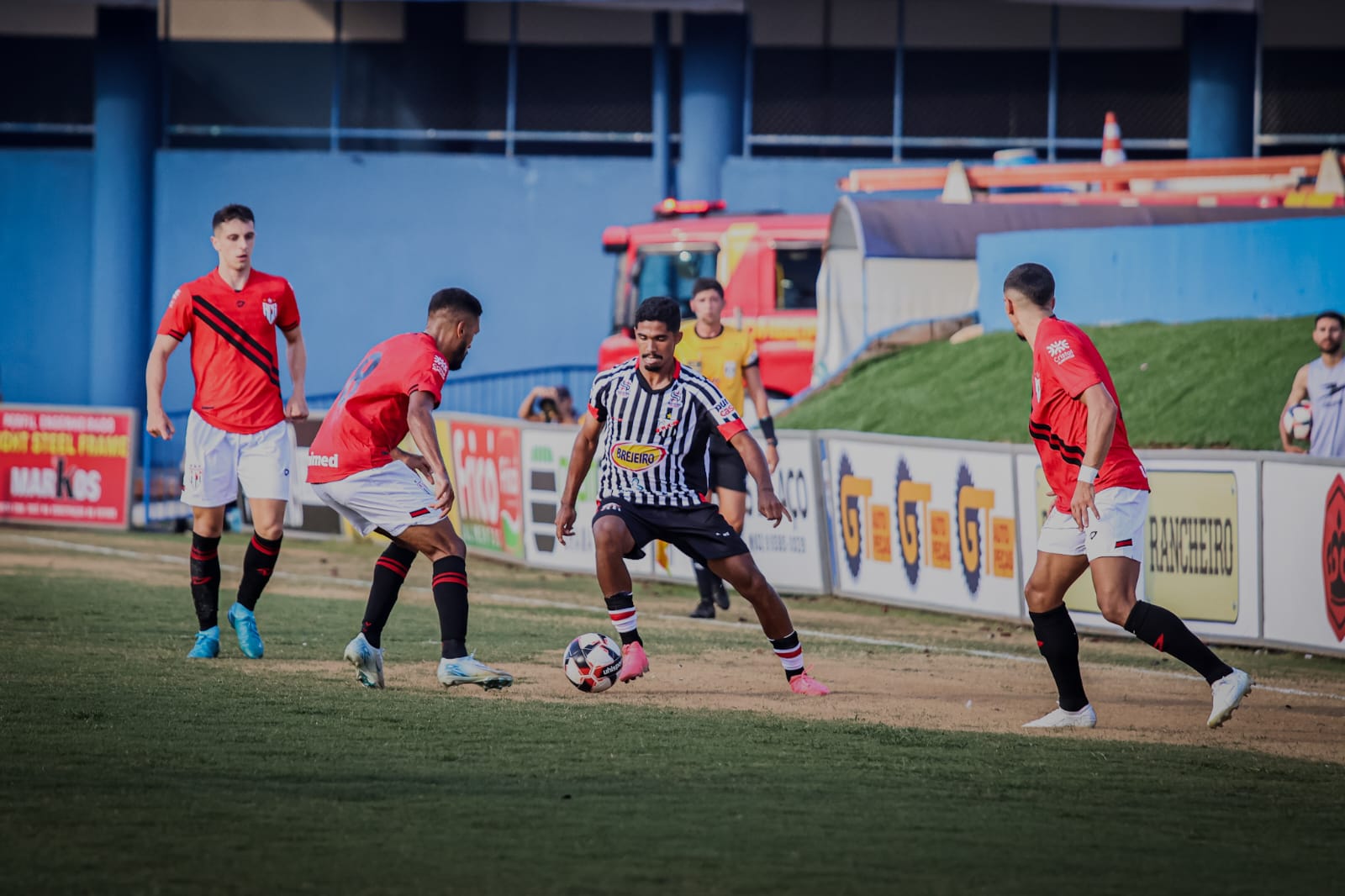 Em jogo de duas viradas, Anápolis supera Atlético e vai para a final do Goianão