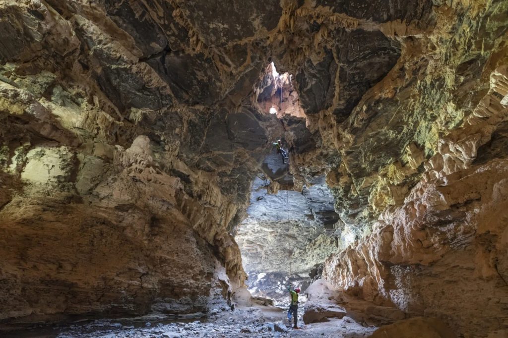 Cientistas usam laser da USP e confirmam descoberta da maior boca de caverna do mundo
