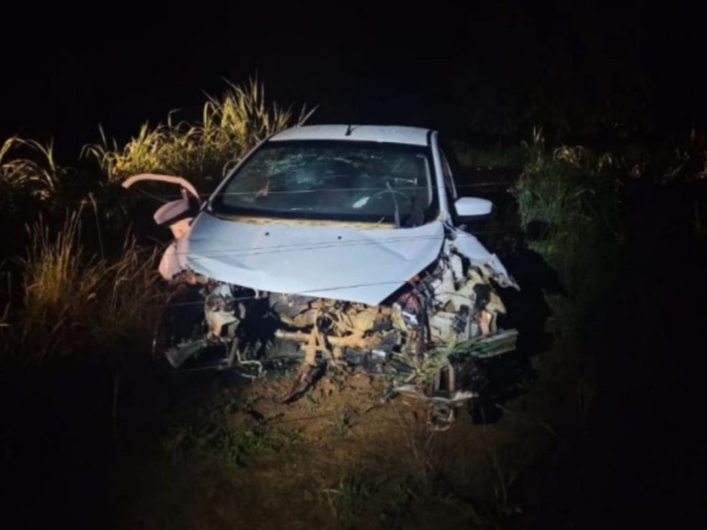 Veículo ficou completamente desfigurado após colisão. (Foto: Reprodução)