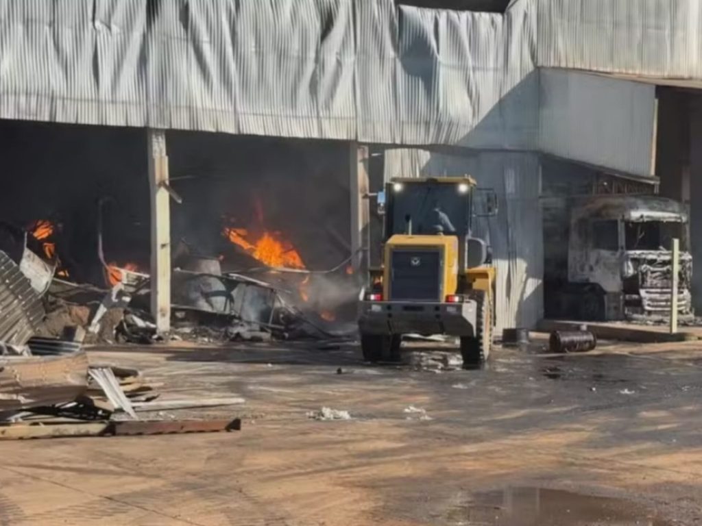 Corpo de bombeiros atua no combate às chamas. (Foto: Reprodução/TV TEM)