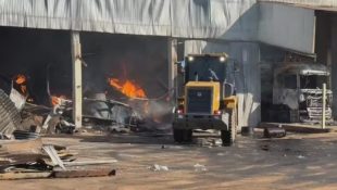 Corpo de bombeiros atua no combate às chamas. (Foto: Reprodução/TV TEM)