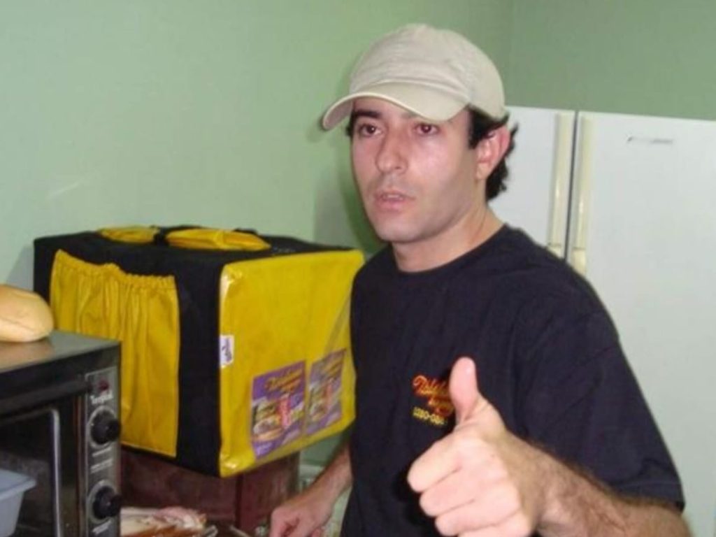 No começo do Tio Bak, José Wilson era chapeiro, atendente, conferente e entregador. (Foto: Arquivo Pessoal)