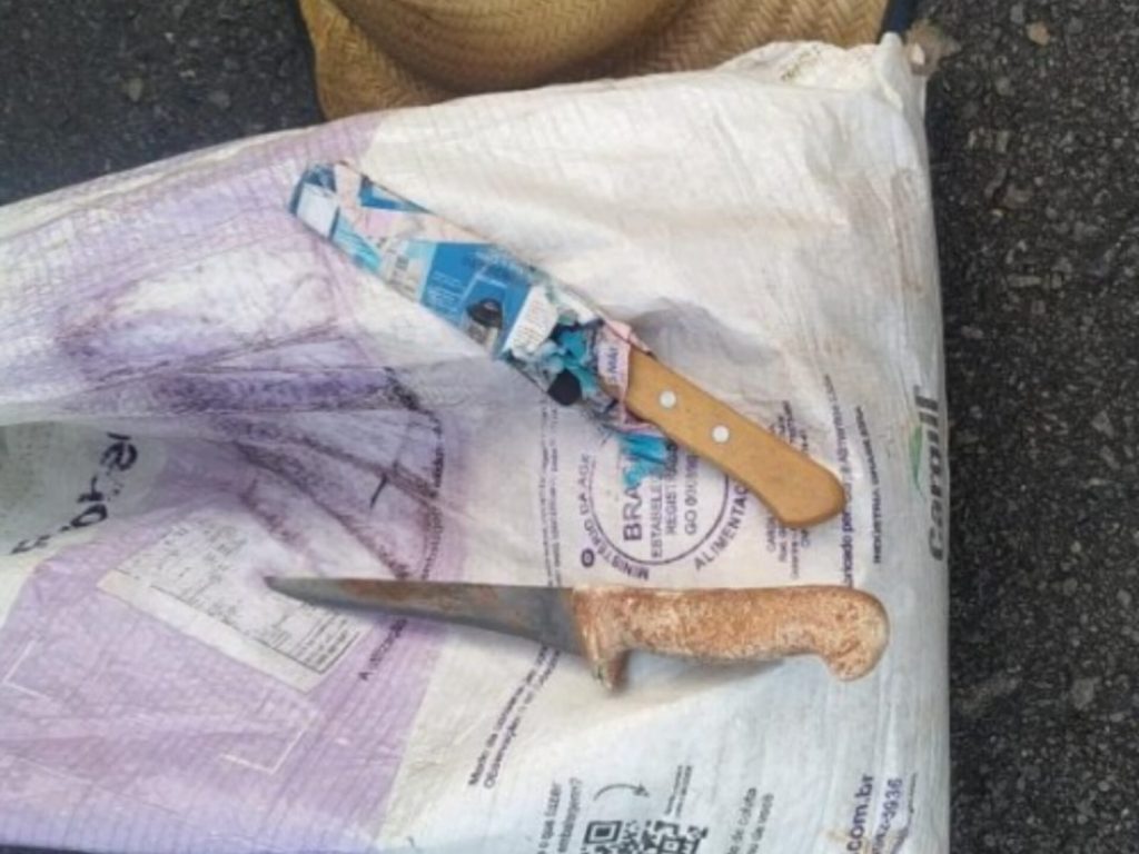 Além da utilizada no crime, suspeito tinha outra faca escondida em meio aos pertences. (Foto: Reprodução)