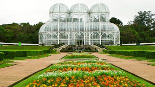 Os 10 destinos mais buscados no Airbnb por brasileiros para aproveitar a folga