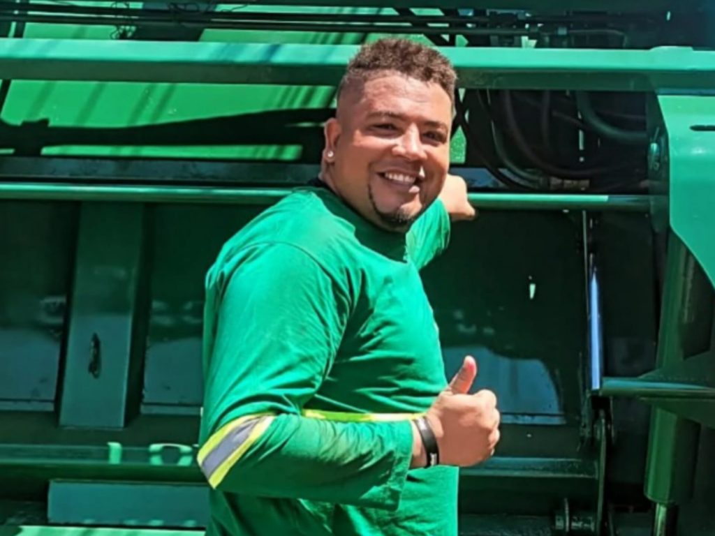 Jonathan atua como gari há 16 anos. (Foto: Redes Sociais)