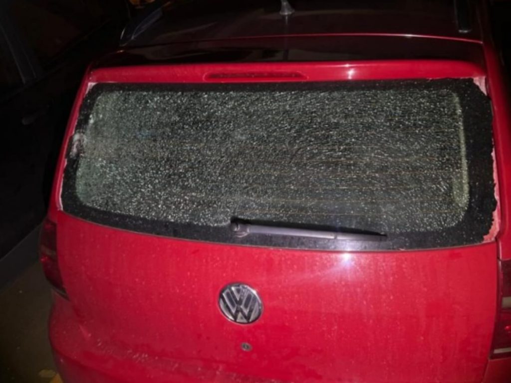 Carro da vítima foi danificado durante a perseguição. (Foto: Reprodução)