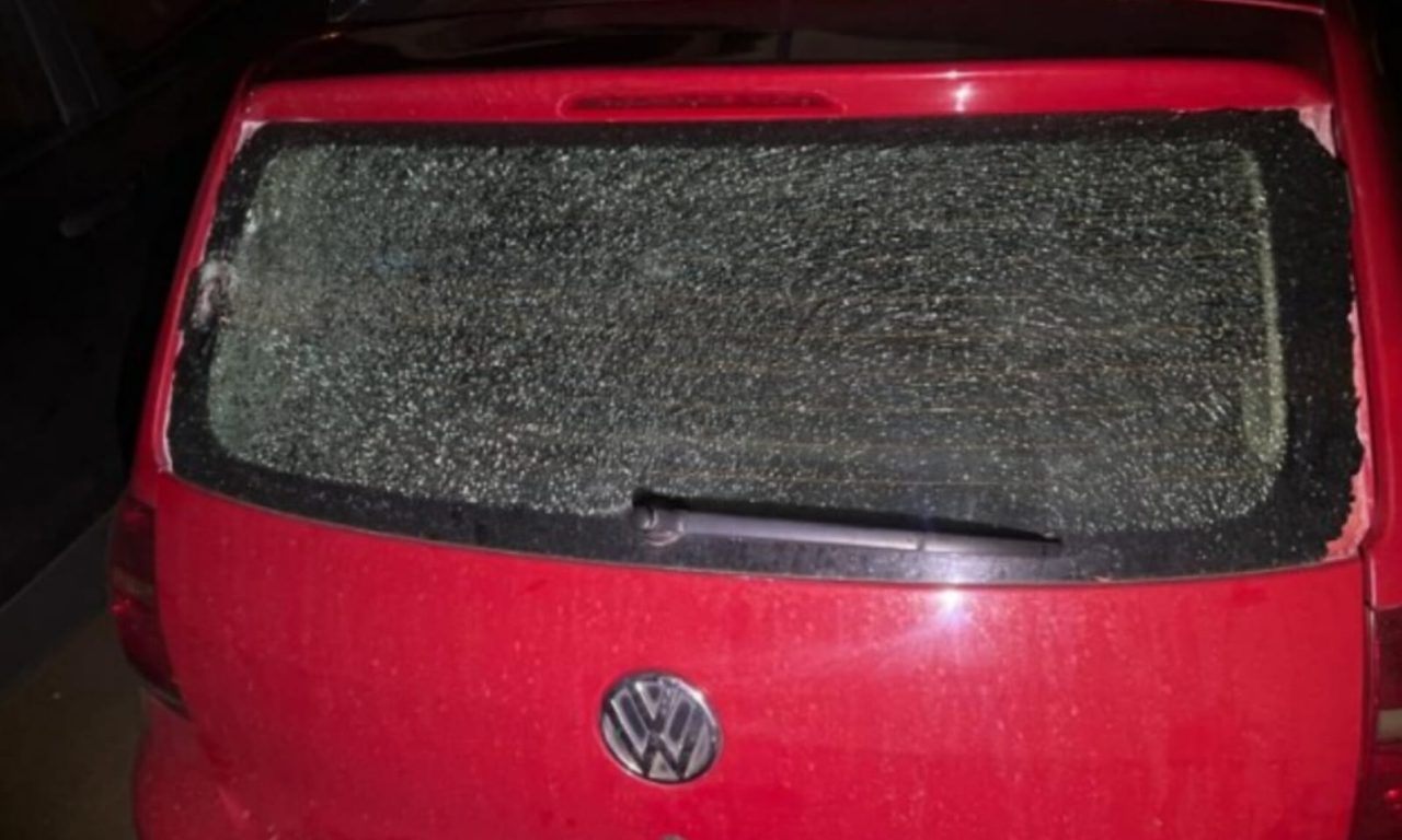 Carro da vítima foi danificado durante a perseguição. (Foto: Reprodução)