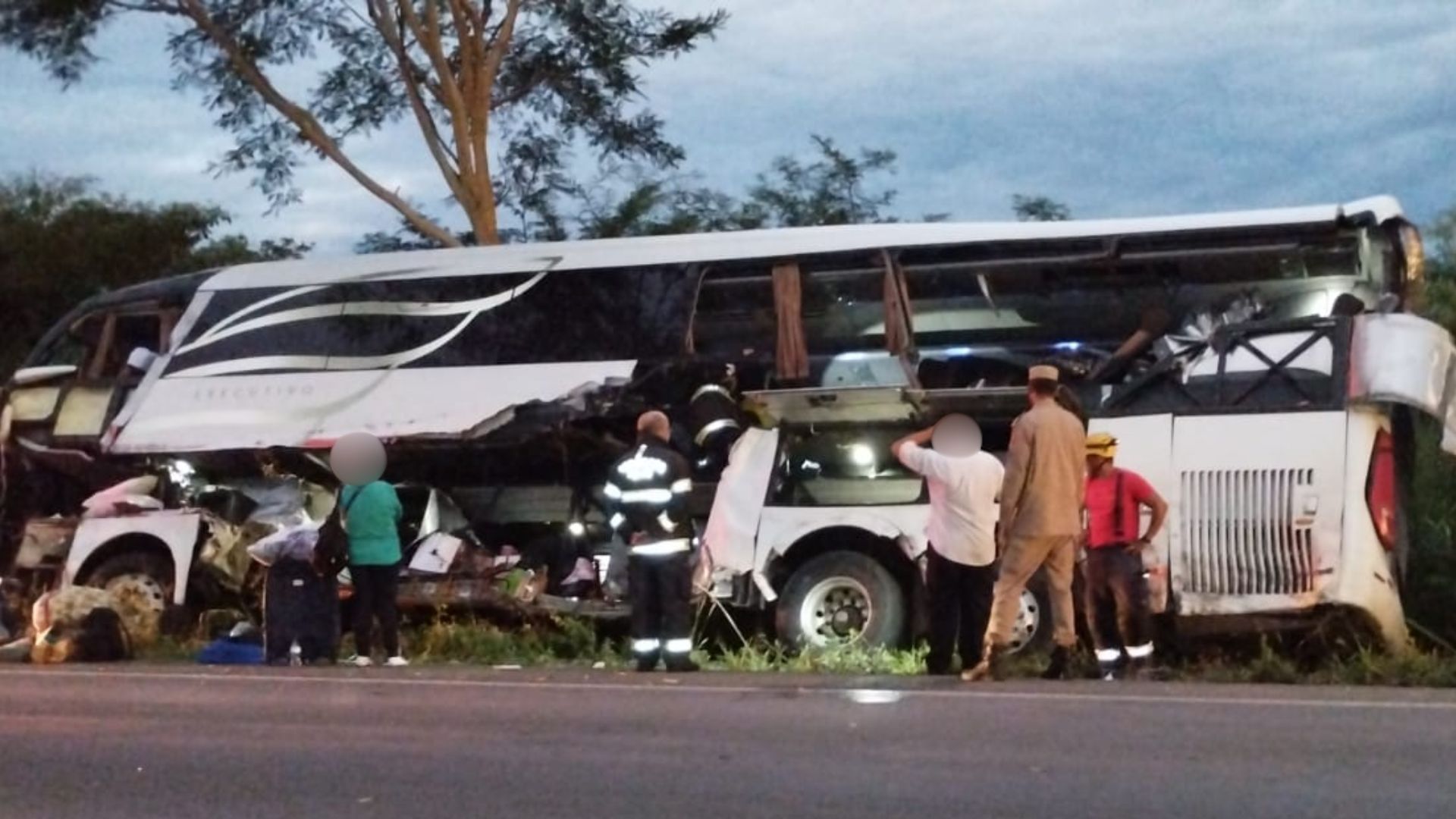 Jovem morre após colisão grave entre ônibus e caminhão na BR-020