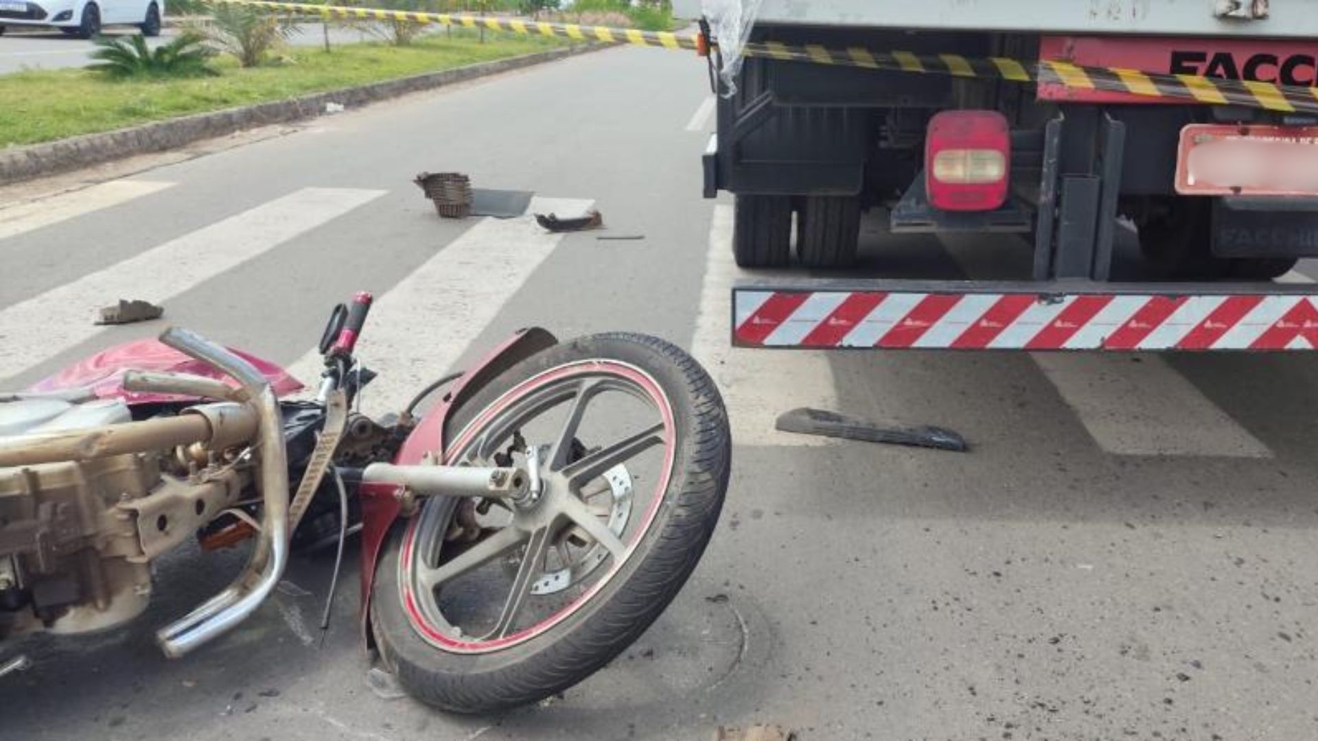 Passageira morre e condutor fica em estado grave após serem atropelados por caminhão em Aparecida de Goiânia