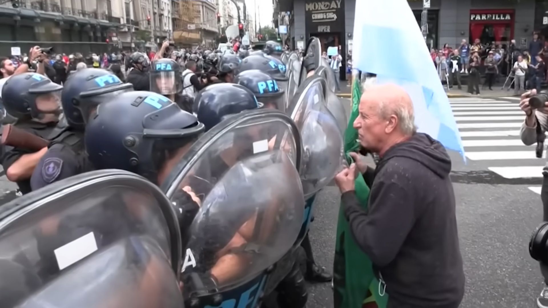 Operação policial de Milei desinfla manifestação uma semana após ato violento