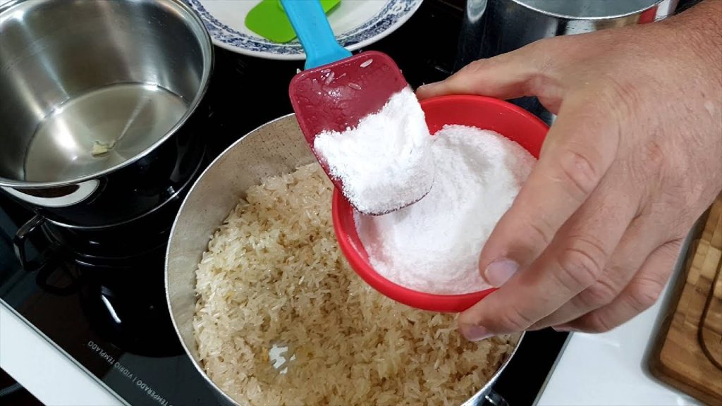 O arroz ficou salgado? Veja truque prático para resolver o problema