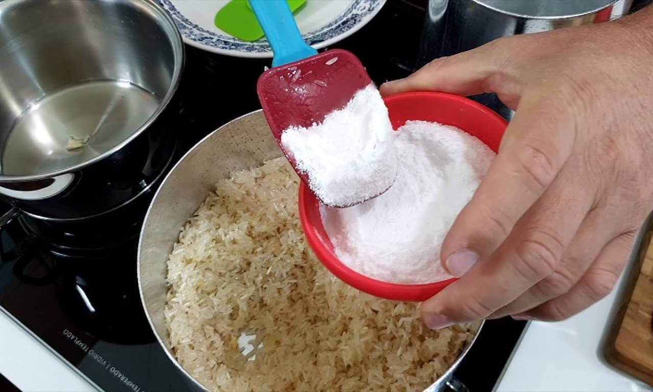 O arroz ficou salgado? Veja truque prático para resolver o problema