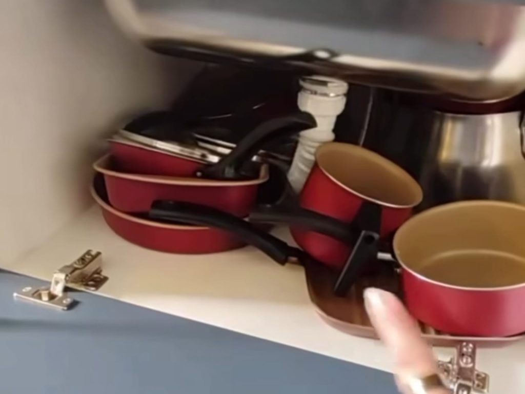 Alerta para todas as donas de casa que guardam as vasilhas embaixo da pia