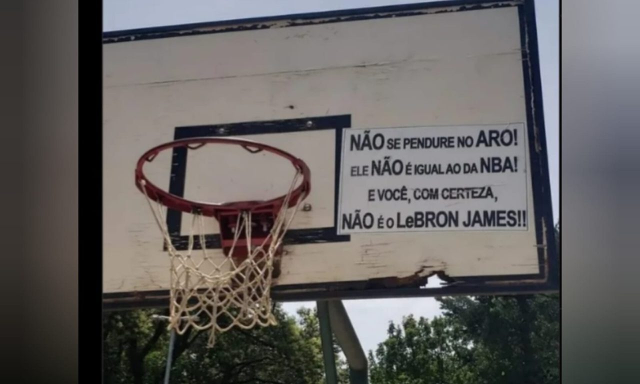 Placa em quadra de esportes chama atenção com recado inusitado: “não precisava humilhar”