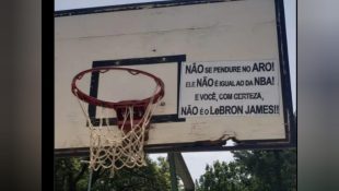 Placa em quadra de esportes chama atenção com recado inusitado: “não precisava humilhar”