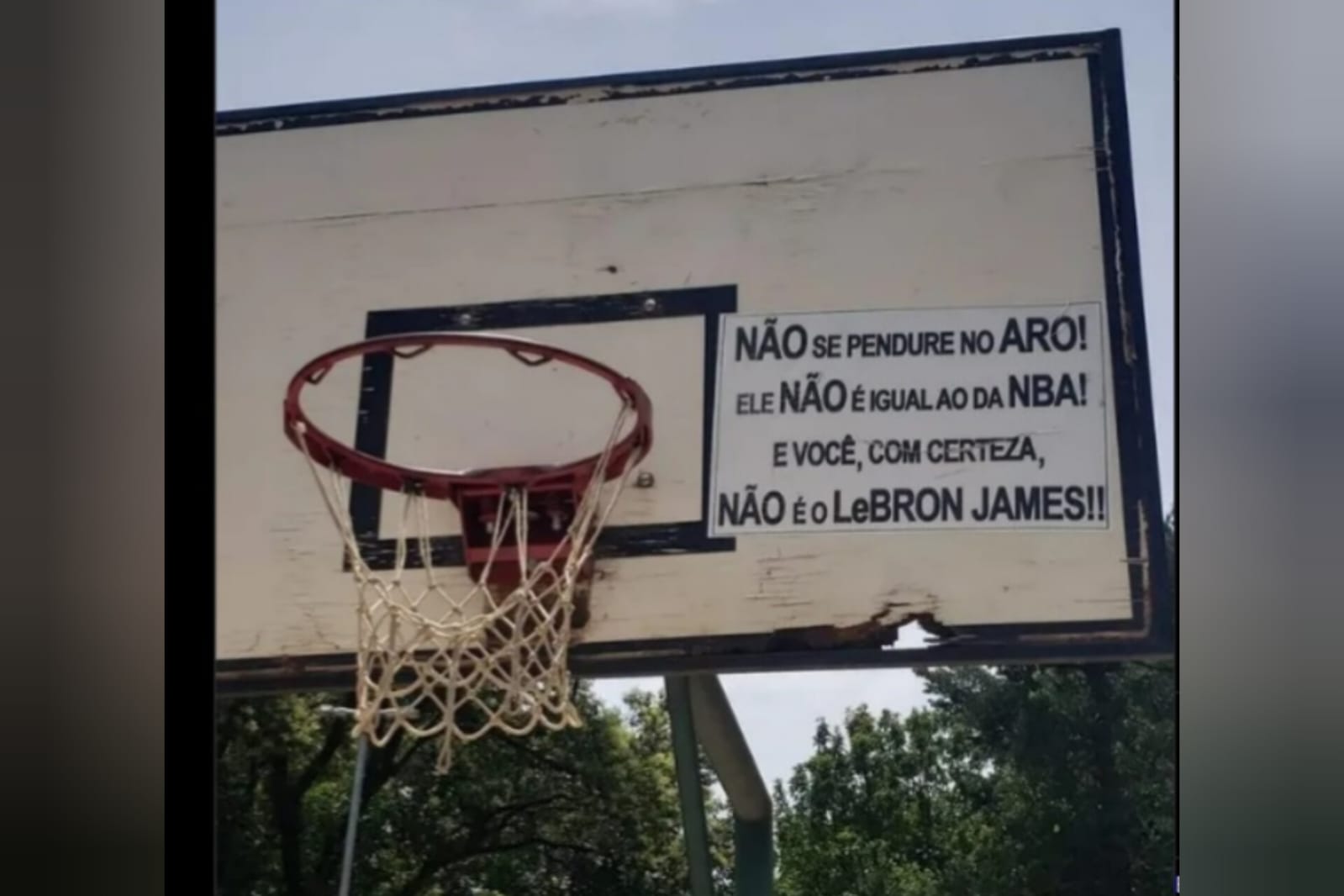 Placa em quadra de esportes chama atenção com recado inusitado: “não precisava humilhar”