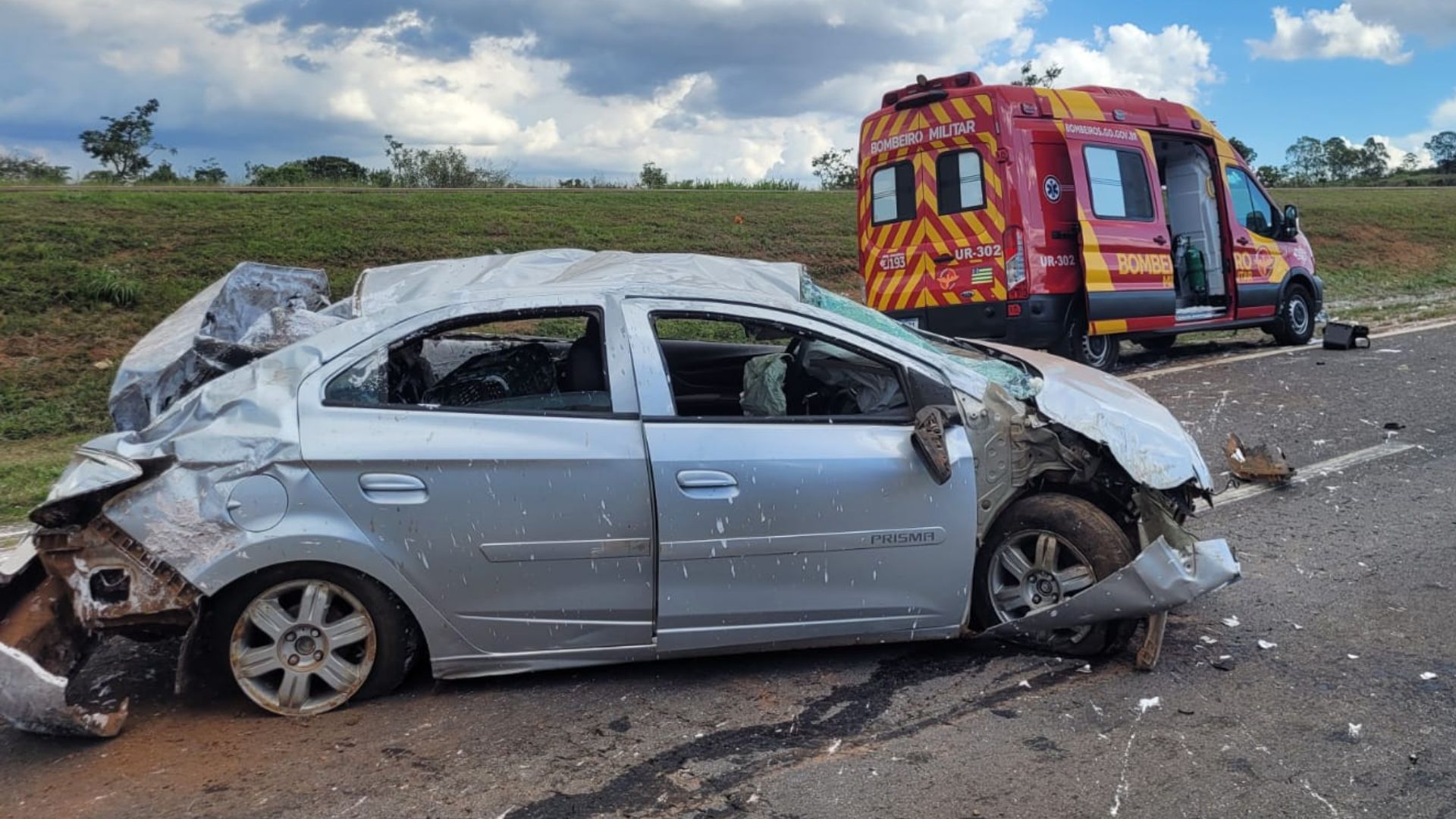 Homem morre após ser arremessado no asfalto durante capotamento na BR-060, em Anápolis