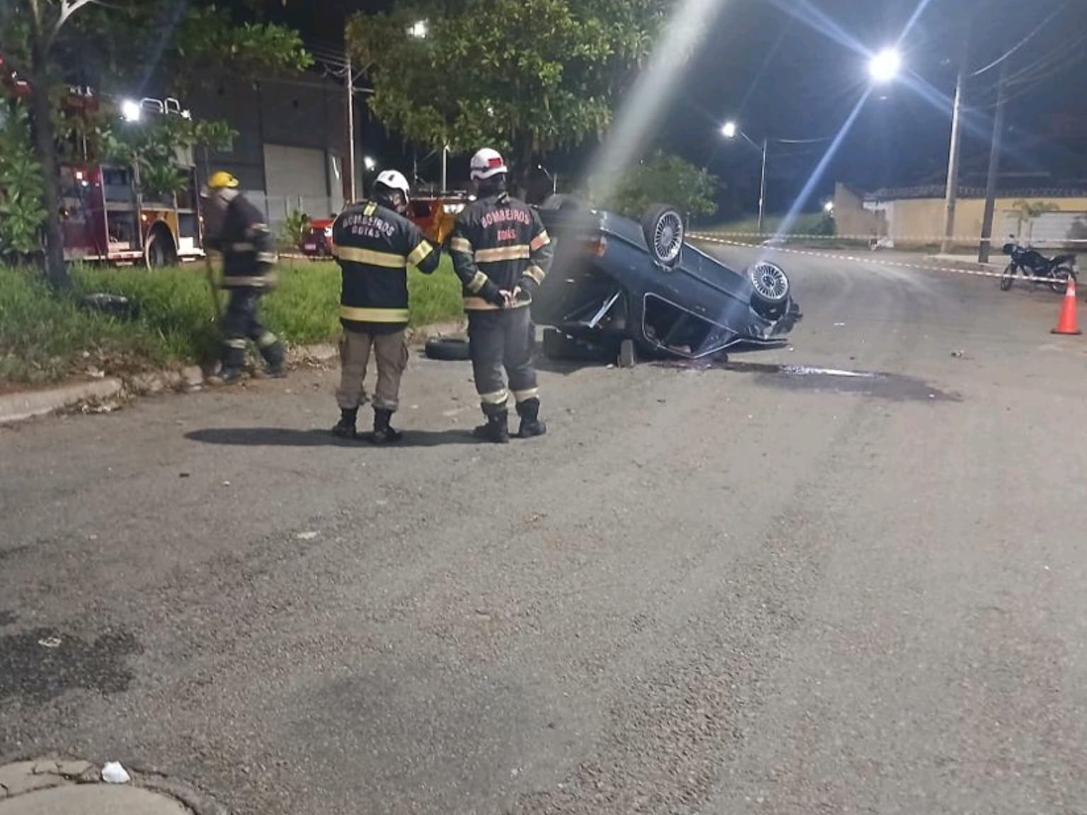 Homem morre após perder o controle do carro e capotar em Goiânia