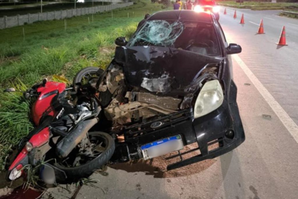 Motocicleta colidiu com o carro.