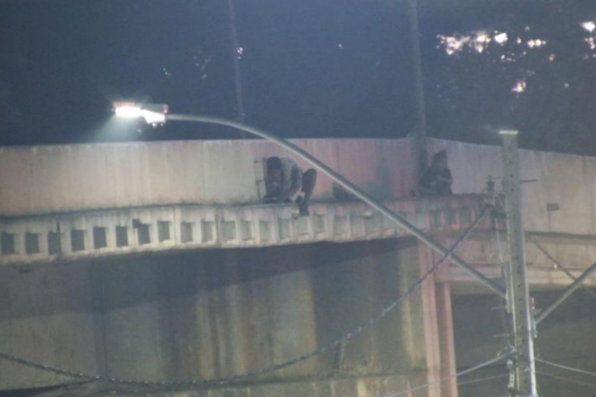 ‘Casal do crime’ é flagrado em cima do viaduto da Avenida Brasil para furtar fiação