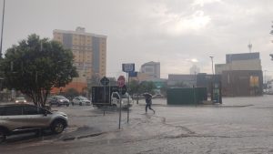Registro de forte chuva na Praça Dom Emanuel, em Anápolis. (Foto: Matheus da Luz/Portal 6)
