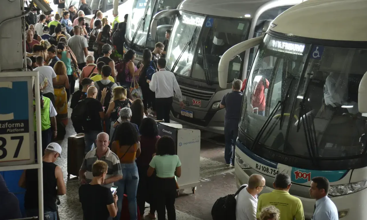 Brasileiros a partir de 60 anos podem viajar de graça; veja como aproveitar