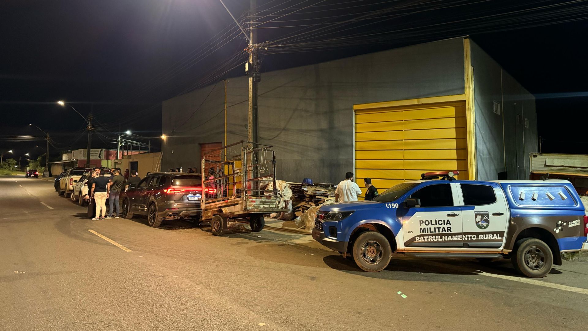 Força-tarefa se reúne na frente de galpão utilizado para armazenar carne de cavalo em Anápolis