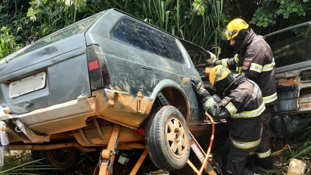 Jovens morrem presos às ferragens após grave acidente na GO-060