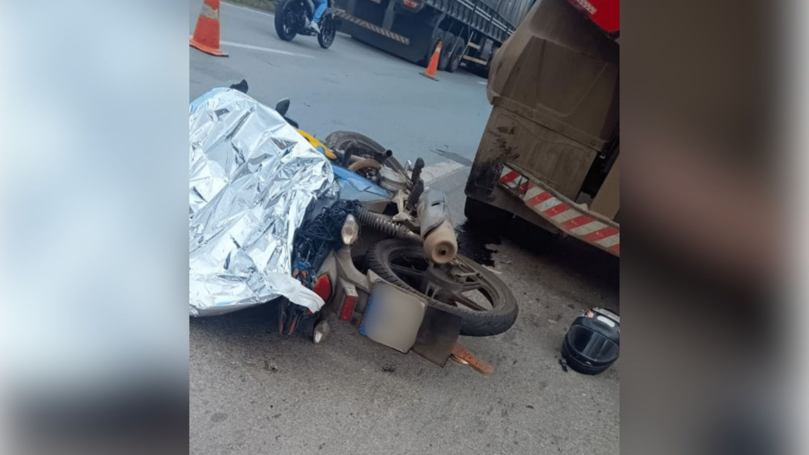 Motociclista em Goiânia morre após bater na traseira de caminhão na BR-153