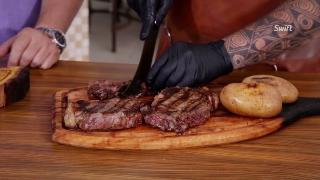 Descubra o jeito certo de cortar carne para deixá-la muito mais macia