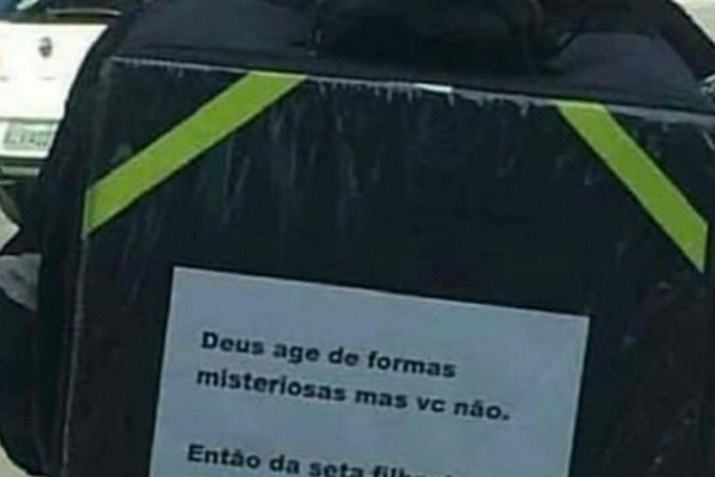 Placa mal-humorada em moto de entregador chama atenção no trânsito