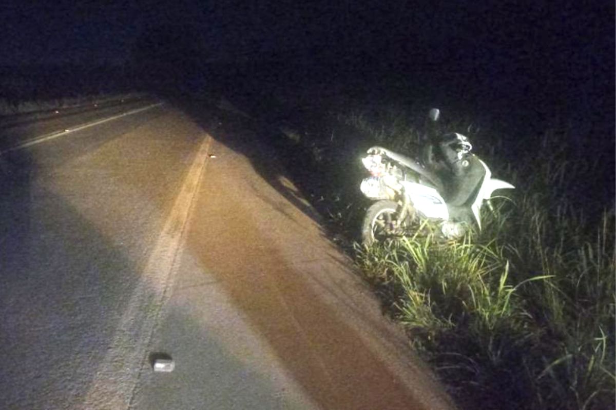 Mulher é arremessada na rodovia após ser atingida por carro e ainda tem a moto apreendida por conta de documentos