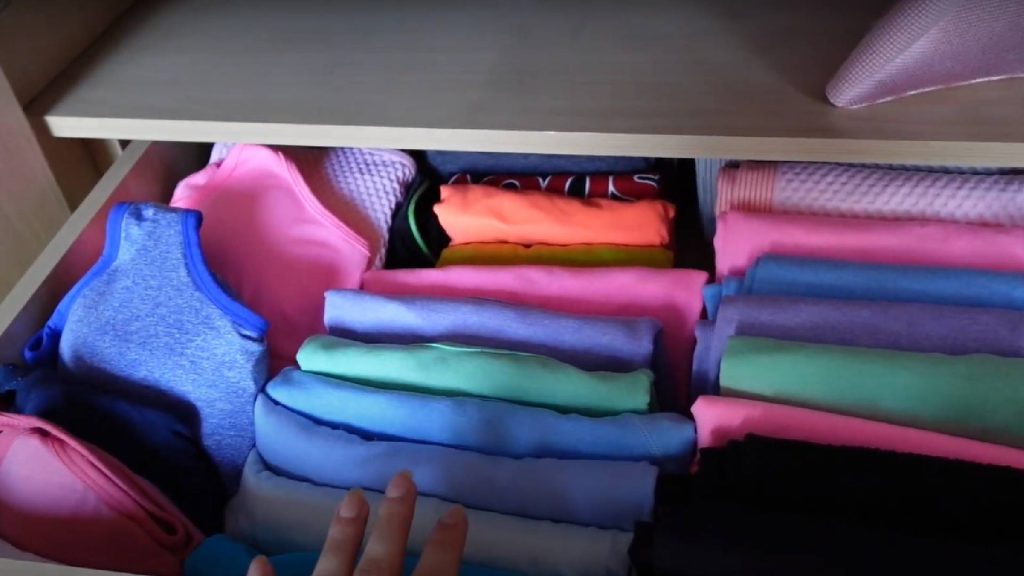 6 formas de organizar seu armário sem precisar de novos móveis