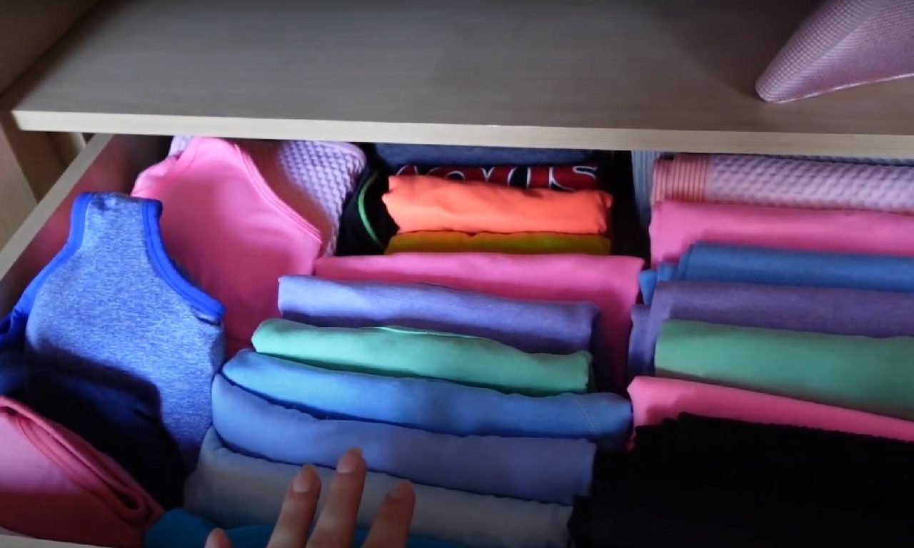 6 formas de organizar seu armário sem precisar de novos móveis