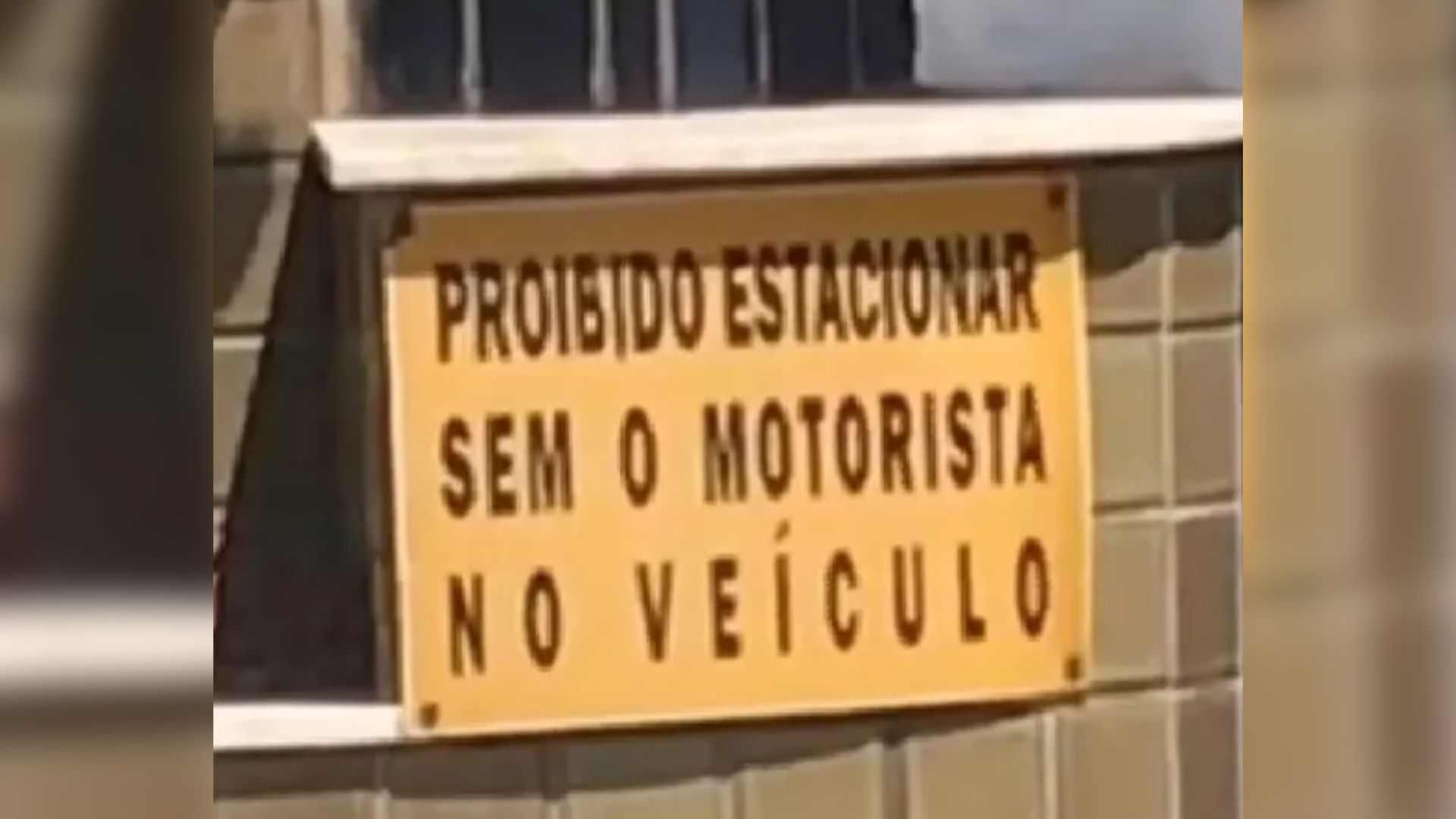 Placa chama a atenção no trânsito com proibição “impossível”