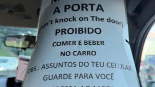 Placa com aviso direto em carro de motorista de aplicativo chama atenção dos passageiros