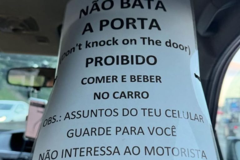 Placa com aviso direto em carro de motorista de aplicativo chama atenção dos passageiros