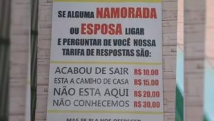 Placa na porta de bar chama atenção com aviso aos homens casados