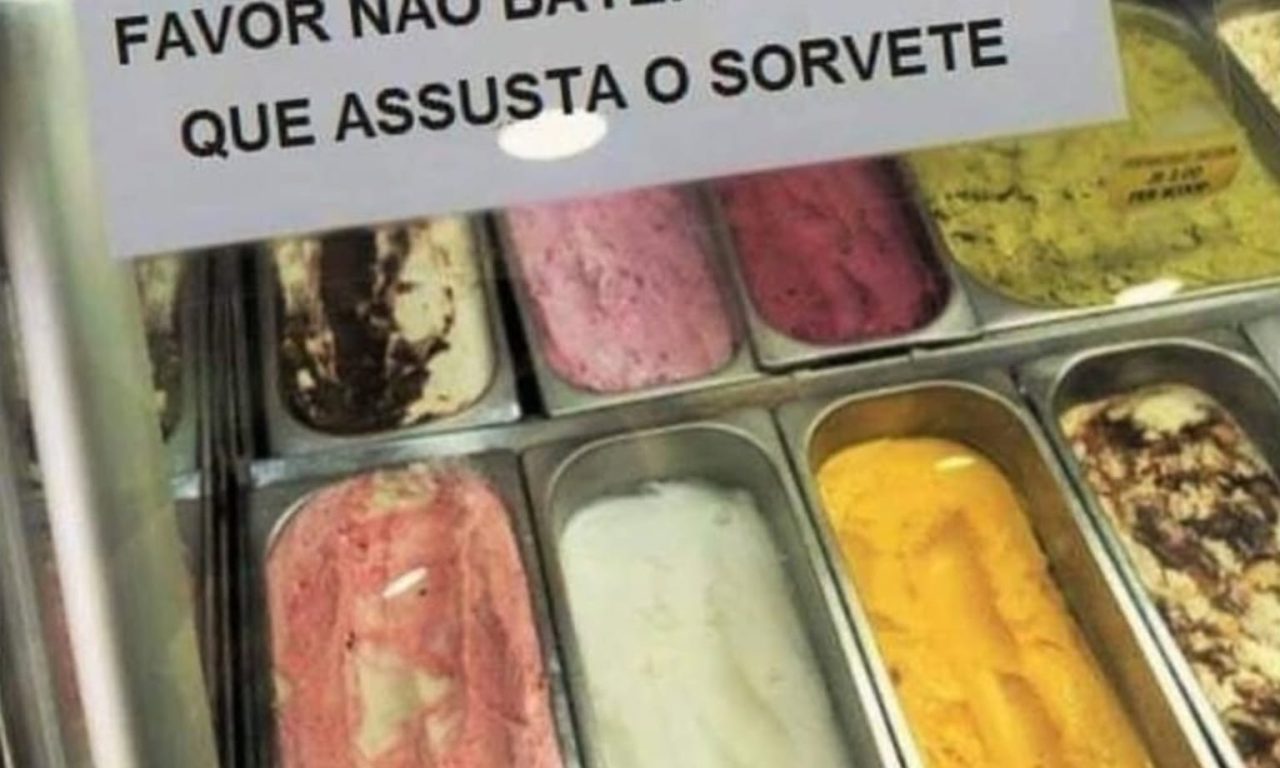 Placa inusitada em sorveteria chama atenção dos clientes