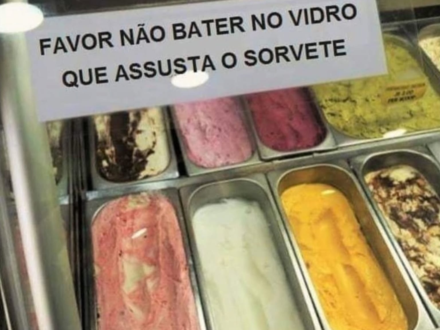 Placa inusitada em sorveteria chama atenção dos clientes