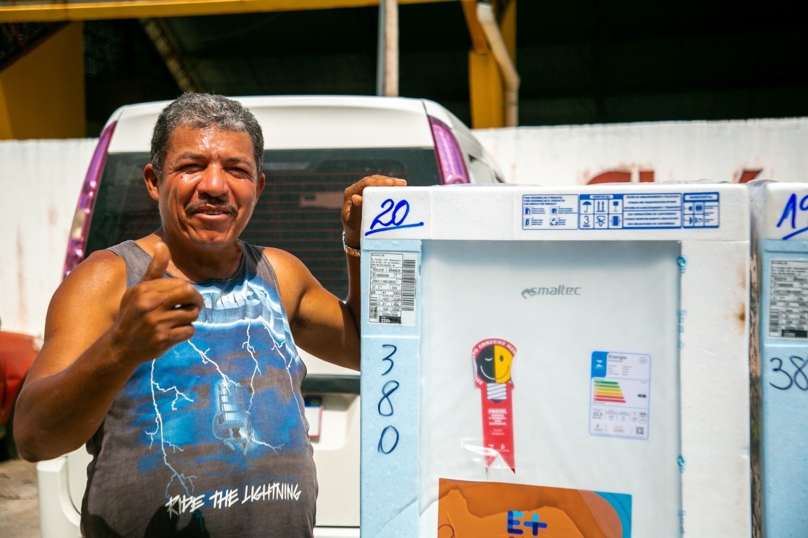 Equatorial promove ação em Anápolis com troca de lâmpadas e sorteio de geladeiras; veja como participar