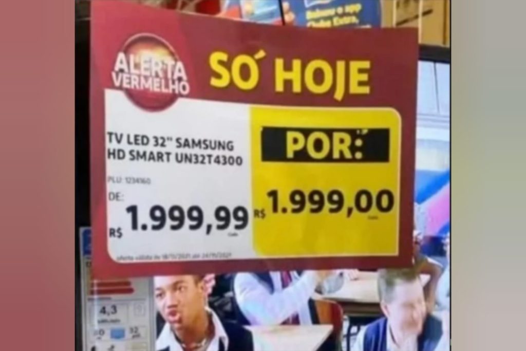 Placa com "super" promoção de TV chama atenção de quem visita loja