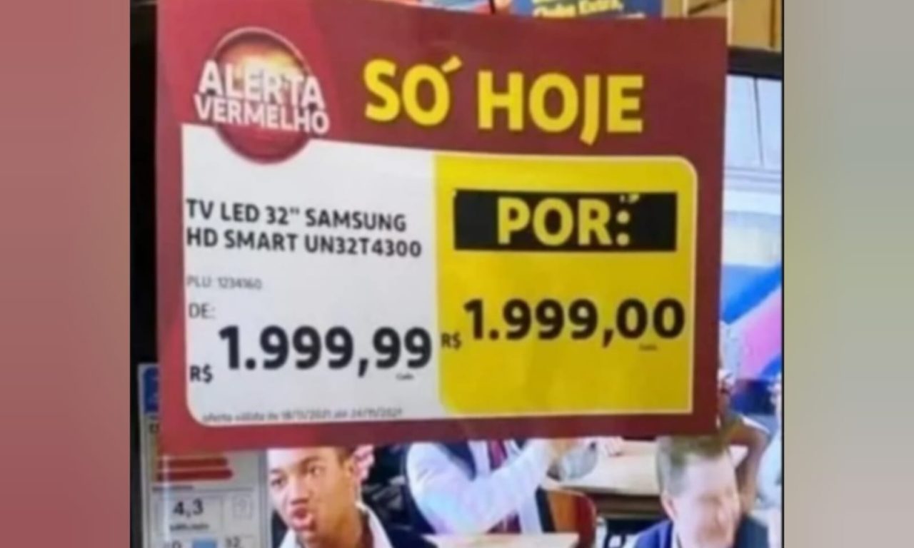 Placa com "super" promoção de TV chama atenção de quem visita loja