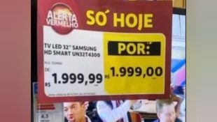 Placa com "super" promoção de TV chama atenção de quem visita loja
