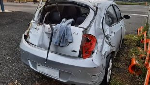 Motorista tem infeliz surpresa ao parar para ajudar homem com carro capotado em rodovia
