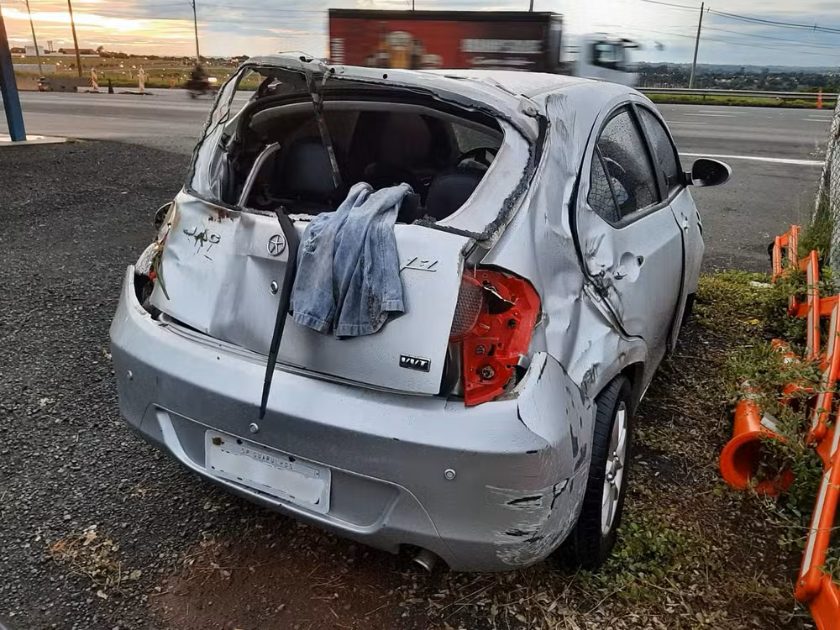 Motorista tem infeliz surpresa ao parar para ajudar homem com carro capotado em rodovia