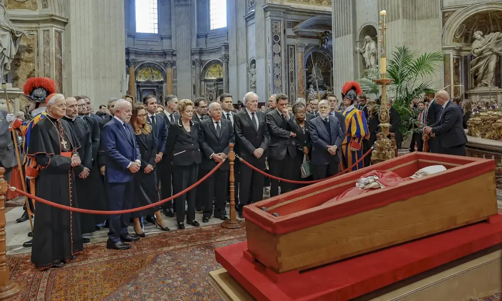 Lula presta homenagem ao papa Francisco em velório no Vaticano