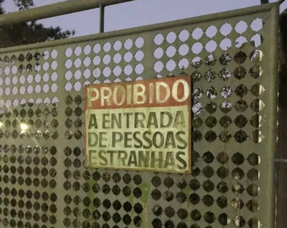Placa com proibição intrigante chama atenção de quem passa na porta de casa