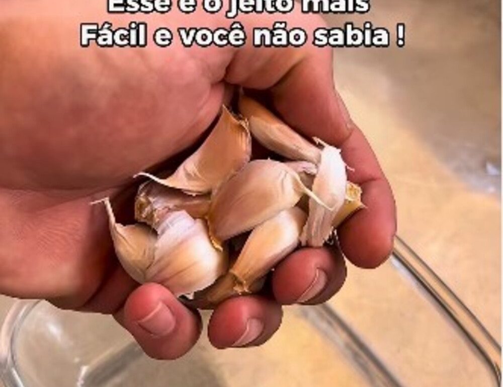 Truque prático para descascar o alho sem ficar com cheiro na mão