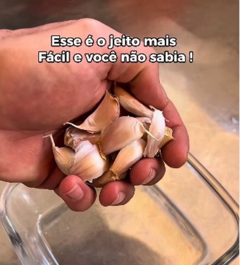 Truque prático para descascar o alho sem ficar com cheiro na mão
